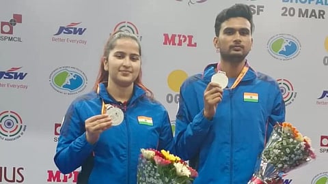 உலகக் கோப்பை துப்பாக்கி சுடுதலில் வெள்ளிப் பதக்கம் வென்ற இந்தியாவின் ரிதம் சங்க்வான், வருண் தோமர் ஜோடி.