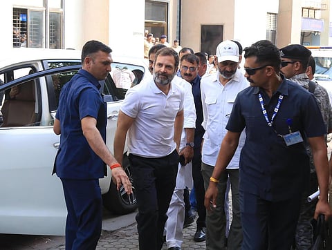 குஜராத் மாநிலம் சூரத் நீதிமன்றத்தில் நேற்று ஆஜரான காங்கிரஸ் மூத்த தலைவர் ராகுல் காந்தி.படம்: பிடிஐ