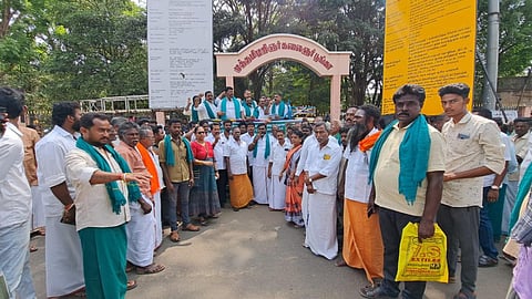 கும்பகோணம் | விளை நிலங்களில் புறவழிச் சுற்றுச் சாலை அமைப்பதைக் கண்டித்து விவசாயிகள் ஆர்ப்பாட்டம்