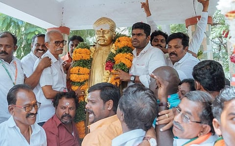 தூத்துக்குடியில் உள்ள வ.உ.சியின் சிலைக்கு மாலை அணிவித்து மரியாதை செலுத்திய  பாஜக தலைவர் அண்ணாமலை