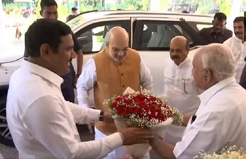 லிங்காயத்துகளின் வாக்கு வங்கியை ஈர்க்க எடியூரப்பாவின் வீடு தேடி சென்ற அமித் ஷா: விஜயேந்திரா மூலமாக பூங்கொத்தை பெற்றார்