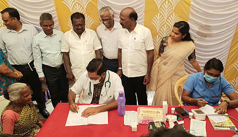 காய்ச்சல் முகாமில் மா.சுப்பிரமணியன்