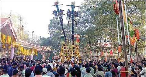 கன்னியாகுமரி மாவட்டத்தில் பிரசித்திபெற்ற கொல்லங்கோடு பத்ர காளியம்மன் கோயிலில் குழந்தைகளுக்கான தூக்க நேர்ச்சை நேற்று நடந்தது. இரு வில்லில் 4 தூக்கக்காரர்கள் கையில் குழந்தைகளை ஏந்தி கோயிலை சுற்றி வலம் வந்தனர்.