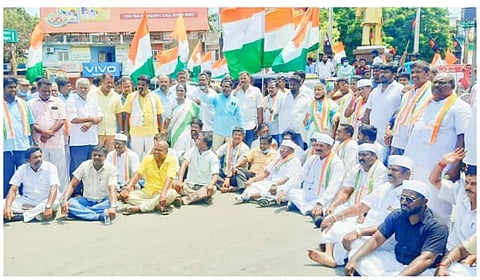 ராகுல் காந்தியின் தகுதி நீக்கத்தை எதிர்த்து புதுச்சேரியில் மறியலில் ஈடுபட்ட காங்கிரஸ் கட்சியினர்