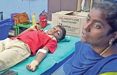 கீழவைப்பார் கிராமத்தில் வெறி நாய் கடித்ததில் பாதிக்கப்பட்ட சிறுவன் தூத்துக்குடி அரசு மருத்துவமனையில் சிகிச்சை பெற்று வருகிறார். | படம்: என்.ராஜேஷ் |