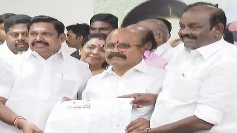 சான்றிதழை பெற்றுக் கொண்ட இபிஎஸ்