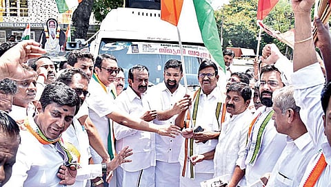 வைக்கம் போராட்ட நூற்றாண்டு விழாவையொட்டி, ஈரோட்டில் இருந்து காங்கிரஸ் வாகனப் பேரணியை காங்கிரஸ் தலைவர் கே.எஸ்.அழகிரி, அமைச்சர் முத்துசாமி ஆகியோர் தொடங்கி வைத்தனர்.