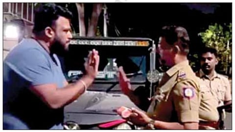 மது பழக்கம் இல்லாதவரிடம் குடித்து விட்டு வாகனம் ஓட்டியதாக அபராதம் - வீடியோ வைரலானதால் விசாரணை நடத்த உத்தரவு