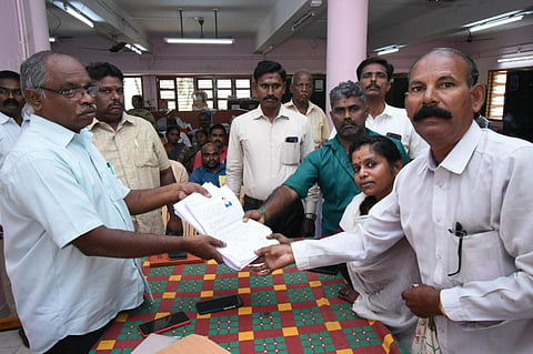 அதிகாரிகளிடம் மனு அளிப்பு