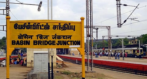 சென்ட்ரல் - பேசின் பாலம் இடையே கட்டுமான பணி: புறநகர் ரயில் சேவையில் ஏப்.1 முதல் மாற்றம்