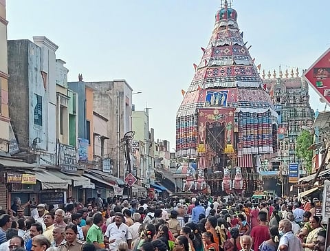 தேர் இழுக்கும் பக்தர்கள்