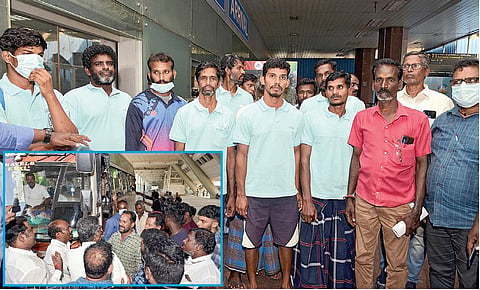 இலங்கை அரசால் விடுதலை செய்யப்பட்டு, சென்னை விமான நிலையத்துக்கு நேற்று வந்த தமிழக மீனவர்கள். (உள்படம்) மீனவர்களை சந்திக்க அனுமதி அளிக்காததால், அதிகாரிகளுடன் வாக்குவாதத்தில் ஈடுபட்ட பாஜகவினர். 
| படங்கள்:  எம்.முத்துகணேஷ் |