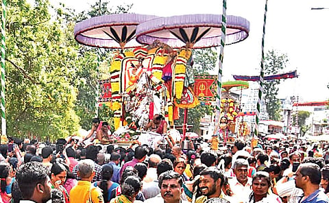 சென்னை மயிலாப்பூர் கபாலீஸ்வரர் கோயில் பங்குனிப் பெருவிழாவின் முக்கிய நிகழ்வான அதிகார நந்தி சேவை நேற்று நடைபெற்றது. இதில் திரளான பக்தர்கள் பங்கேற்று சுவாமி தரிசனம் செய்தனர். படம்: ம.பிரபு