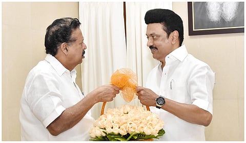 முதல்வரிடம் வாழ்த்து பெறும் அமைச்சர் பொன்முடி