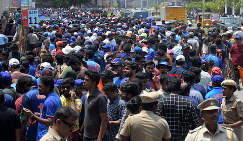 சென்னையில் நடந்த இந்தியா ஆஸ்திரேலியா அணிகளுக்கு இடையிலான போட்டியைக் காண திரண்டிருந்த ரசிகர்கள் | கோப்புப்படம்