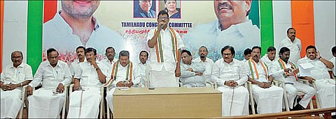 தமிழக காங்கிரஸ் மாநில நிர்வாகிகளுடனான ஆலோசனைக் ட்டம், காங்கிரஸ் கட்சியின் தேசிய பொதுச் செயலாளர் முகுல் வாஸ்னிக் தலைமையில் ச ன்னை சத்தியமூர்த்தி பவனில் நேற்று நடைபெற்றது. இதில் தமிழக காங்கிரஸ் தலைவர் கே .எஸ்.அழகிரி, தேசிய செயலாளர்  ஸ்ரீ வல்லபிரசாத், சு.திருநாவுக்கரசர் உள்ளிட்ட எம்.பி.க்க ள், முக்கிய நிர்வாகிகள் பங்கேற்றனர். | படம்: ம.பிரபு |
