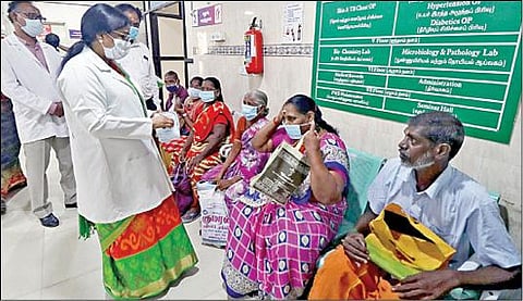 சென்னை ஓமந்தூரார் மருத்துவக் கல்லூரி மருத்துவமனையில் நேற்று நோயாளிகளுக்கு முகக் கவசம் வழங்கிய டீன் ஜெயந்தி.படம்: ம.பிரபு