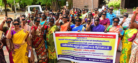 மதுரை மாவட்ட ஆட்சியர் அலுவலகத்தில் இன்று நடந்த தமிழ்நாடு சத்துணவு-அங்கன்வாடி சங்கங்களின் கூட்டமைப்பு சார்பில் நடந்த ஆர்ப்பாட்டத்தில் பங்கேற்றோர். |  படம்: எஸ்.கிருஷ்ணமூர்த்தி.