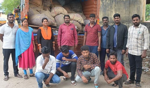 ஓசூரில் இருந்து கர்நாடகாவிற்கு ரேசன் அரிசி கடத்த முயன்ற 5 பேரை உணவுக்கடத்தல் தடுப்பு பிரிவு போலீஸார் கைது செய்தனர்