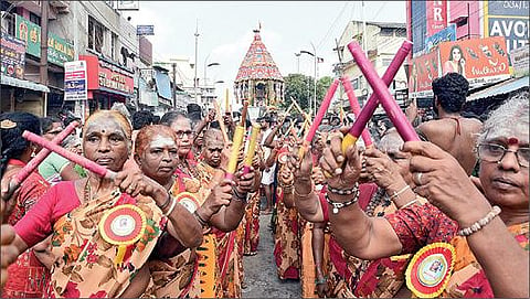 காஞ்சிபுரம் ஏகாம்பரநாதர் கோயில் தேரோட்டம் - ஆயிரக்கணக்கான பக்தர்கள் திரண்டு வடம் பிடித்தனர்