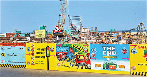 சென்னை காமராஜர் சாலை, கலங்கரை விளக்கம் அருகே மெட்ரோ ரயில் பணிகள் நடைபெற்று வருகின்றன. இதனால் அங்கிருந்த காந்தி சிலை அகற்றப்பட்டு அதன் பீடம் இடிக்கப்பட்டது.படம்: ம.பிரபு