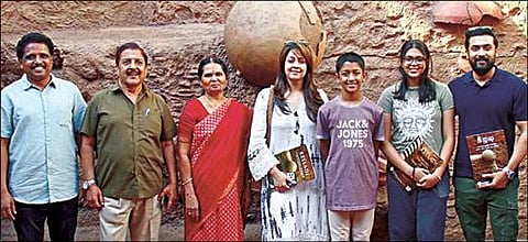 கொந்தகையில் கீழடி அகழ் வைப்பகத்தை பார்வையிட்ட சூர்யா குடும்பத்தினர். உடன் வெங்கடேசன் எம்பி.