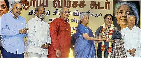 ‘சரஸ்வதி சம்மான்’  இலக்கிய விருதுக்கு தேர்வாகியுள்ள எழுத்தாளர் சிவசங்கரிக்கு, வானவில் பண்பாட்டு மையம் சார்பில் சென்னையில் நேற்று நடந்த பாராட்டு விழாவில், நினைவுப் பரிசு வழங்கினார் மத்திய நிதியமைச்சர் நிர்மலா சீதாராமன். உடன் வானவில் பண்பாட்டு மைய நிறுவனர் கே.ரவி, தொழிலதிபர் நல்லி குப்புசாமி,   கிருஷ்ணா ஸ்வீட்ஸ் உரிமையாளர் எம்.முரளி, ஓய்வுபெற்ற டிஜிபி ஆர்.நட்ராஜ்,	                படம்: பு.க.பிரவீன்
