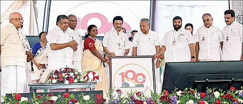 கேரளாவில் நேற்று நடைபெற்ற விழாவில் வைக்கம் போராட்ட நூற்றாண்டு விழா இலச்சினையை வெளியிட்டார் தமிழக முதல்வர் மு.க.ஸ்டாலின். உடன், கேரள முதல்வர் பினராயி விஜயன் உள்ளிட்டோர்.