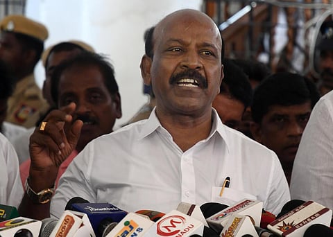 சென்னை ராஜீவ் காந்தி அரசு மருத்துவமனைக்கு வந்த நோயாளிக்கு முகக் கவசம் அணிவிக்கும்  பணியாளர். படம்: ம.பிரபு