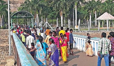 மேட்டூர் அணை பூங்காவில் ஒரே நாளில் பார்வையாளர் கட்டணமாக ரூ.25,770 வசூல்