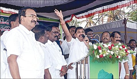 சேலம் திருவாக்கவுண்டனூர் ரவுண்டானா பகுதியில் மாநகர் மாவட்ட  அதிமுக சார்பில் நடந்த வரவேற்பு கூட்டத்தில் அதிமுக பொதுச்செயலாளர் பழனிசாமி பேசினார்.