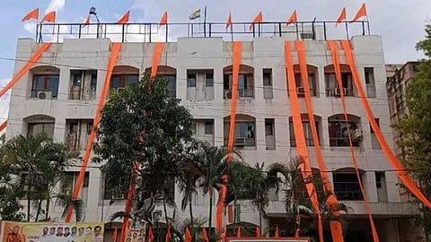 காவி கொடிகளால் அலங்கரிக்கப்பட்டுள்ள காங்கிரஸ் அலுவலகம்