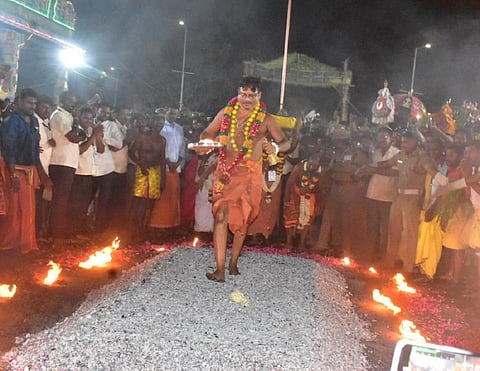 ஈரோடு பண்ணாரி மாரியம்மன் கோயில் குண்டம் திருவிழா: ஆயிரக்கணக்கான பக்தர்கள் வழிபாடு