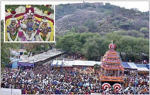 பழநி பங்குனி உத்திரத் திருவிழாவையொட்டி கிரி வீதியில் பக்தர்கள் வெள்ளத்தில் மிதந்து வந்த தேர். (உள்படம்) தேரில் எழுந்தருளிய வள்ளி, தெய்வானை சமேத முத்துக்குமாரசுவாமி.