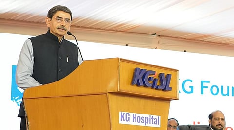 கே.ஜி. அறக்கட்டளை சார்பில் கோவை சரவணம்பட்டியில் நடைபெற்ற ‘டைனமிக் இந்தியன் ஆப் தி மில்லேனியம்’ விருது வழங்கும் விழாவில் பேசிய தமிழக ஆளுநர் ஆர்.என்.ரவி. உடன், கே.ஜி. அறக்கட்டளை தலைவர் டாக்டர் பக்தவத்சலம், நிர்வாக அறங்காவலர் அசோக் பக்தவத்சலம் மற்றும் விருது பெற்றோர். படம்: ஜெ.மனோகரன்