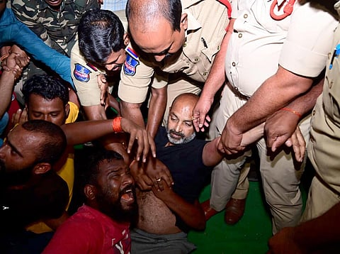 தெலங்கானா மாநில பாஜக தலைவர் பண்டி சஞ்சய் குமாரை கரீம் நகரில் உள்ள அவரது இல்லத்தில் மாநில போலீஸார் செவ்வாய்க்கிழமை இரவு வலுக்கட்டாயமாக கைது செய்தனர். படம்: பிடிஐ