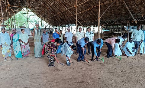அரியலூர் மாவட்டம் கங்கைகொண்ட சோழபுரம் அடுத்த மாளிகைமேட்டில் 3ம் கட்ட அகழாய்வு பணியை தொடங்கி வைக்கிறார் கோட்டாட்சியர் பரிமளம்
