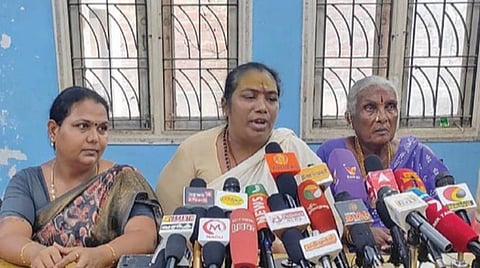தென்னிந்திய திருநங்கைகள் கூட்டமைப்பின் ஒருங்கிணைப்பாளர் கே.அருணா செய்தியாளர்களுக்கு பேட்டியளித்தார்.