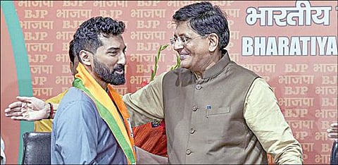 பாஜகவில் இணைந்த அனில் அந்தோணியை வரவேற்றார் மத்திய அமைச்சர் பியூஷ் கோயல்.