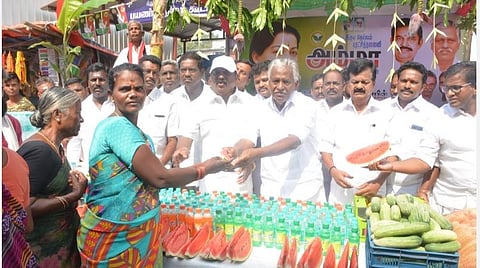 கிருஷ்ணகிரி நகர அதிமுக சார்பில் தண்ணீர் பந்தலை, அக்கட்சியின் துணை பொதுச் செயலாளர் கே.பி.முனுசாமி எம்எல்ஏ திறந்து வைத்தார்.