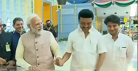 முதல்வர் ஸ்டாலினின் கையைப் பிடித்து சிரித்துப் பேசிய பிரதமர் மோடி 