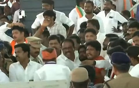 தொண்டர்களுக்கு இடையில் ஏற்பட்ட சலசலப்பு