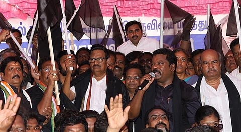 பிரதமரின் வருகைக்கு எதிர்ப்பு தெரிவித்து ஆர்ப்பாட்டத்தில் ஈடுபட்ட காங்கிரஸ் கட்சியினர்