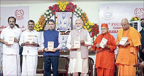 சென்னை விவேகானந்தர் இல்லத்தில் நேற்று நடைபெற்ற ராமகிருஷ்ணா மடத்தின் 125-வது ஆண்டு விழாவில் `புனித மூவர்' நூலை வெளியிட்டார் பிரதமர் நரேந்திர மோடி. உடன், ஆளுநர் ஆர்.என்.ரவி, ராமகிருஷ்ணா மடத்தின் துணைத் தலைவர் கவுதமானந்தா, மத்திய இணை அமைச்சர்எல்.முருகன், அமைச்சர் தங்கம் தென்னரசு.