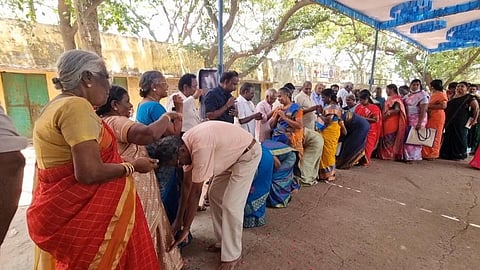 ஆசிரியர்கல் காலில் விழும் முன்னாள் மாணவர்கள்