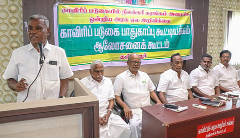 தஞ்சாவூரில் இன்று காவிரிப் படுகை பாதுகாப்பு கூட்டியக்கம் சார்பில் நடைபெற்ற ஆலோசனை கூட்டத்தில் தமிழ்நாடு விவசாயிகள் சங்க மாநிலத் தலைவர் பெ.சண்முகம் பேசுகிறார். உடன் கூட்டியக்க நிர்வாகிகள் பலர் உள்ளனர். | படம் ஆர்.வெங்கடேஷ்