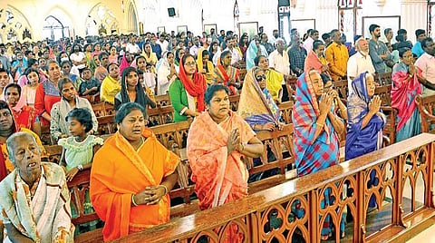 ஈஸ்டர் பண்டிகையை முன்னிட்டு, சாந்தோம் தேவாலயத்தில் மயிலை மறை மாவட்ட பேராயர் ஜார்ஜ் அந்தோணி தலைமையில் நடைபெற்ற சிறப்பு பிரார்த்தனையில் ஏராளமான கிறிஸ்தவர்கள் பங்கேற்றனர். படம்: ம.பிரபு