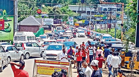 ஏற்காட்டில், ஒண்டிக்கடை அருகே சாலையோரம் நிறுத்தி வைக்கப்படும் சுற்றுலா
வாகனங்களால் சாலையில் ஏற்பட்டிருந்த போக்குவரத்து நெருக்கடி.