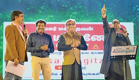 கோவையில் நடைபெற்ற இசை நிகழ்ச்சியில் பாடிய சங்கர் மகாதேவன். உடன், தாய் மண்ணே வீடியோ பாடலை எழுதி தயாரித்த ரவி முருகையா, மௌனரா ம் இயக்குநர் முரளி, அருண் ஈவென்ட்ஸ் இயக்குநர் அருண் உள்ளிட்டோர்.