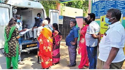 கரோனாவுக்கு பெண் உயிரிழந்ததை தொடர்ந்து, திருப்பூர் நேரு நகரில் நேற்று பொதுமக்களுக்கு கரோனா பரிசோதனை மேற்கொண்ட சுகாதார துறையினர்